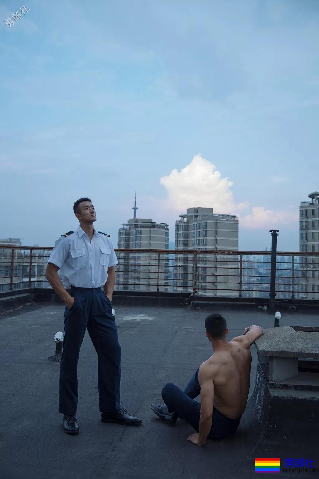 肌肉体育生居然不穿衣服！还玩起了捆绑？ - 51虹马