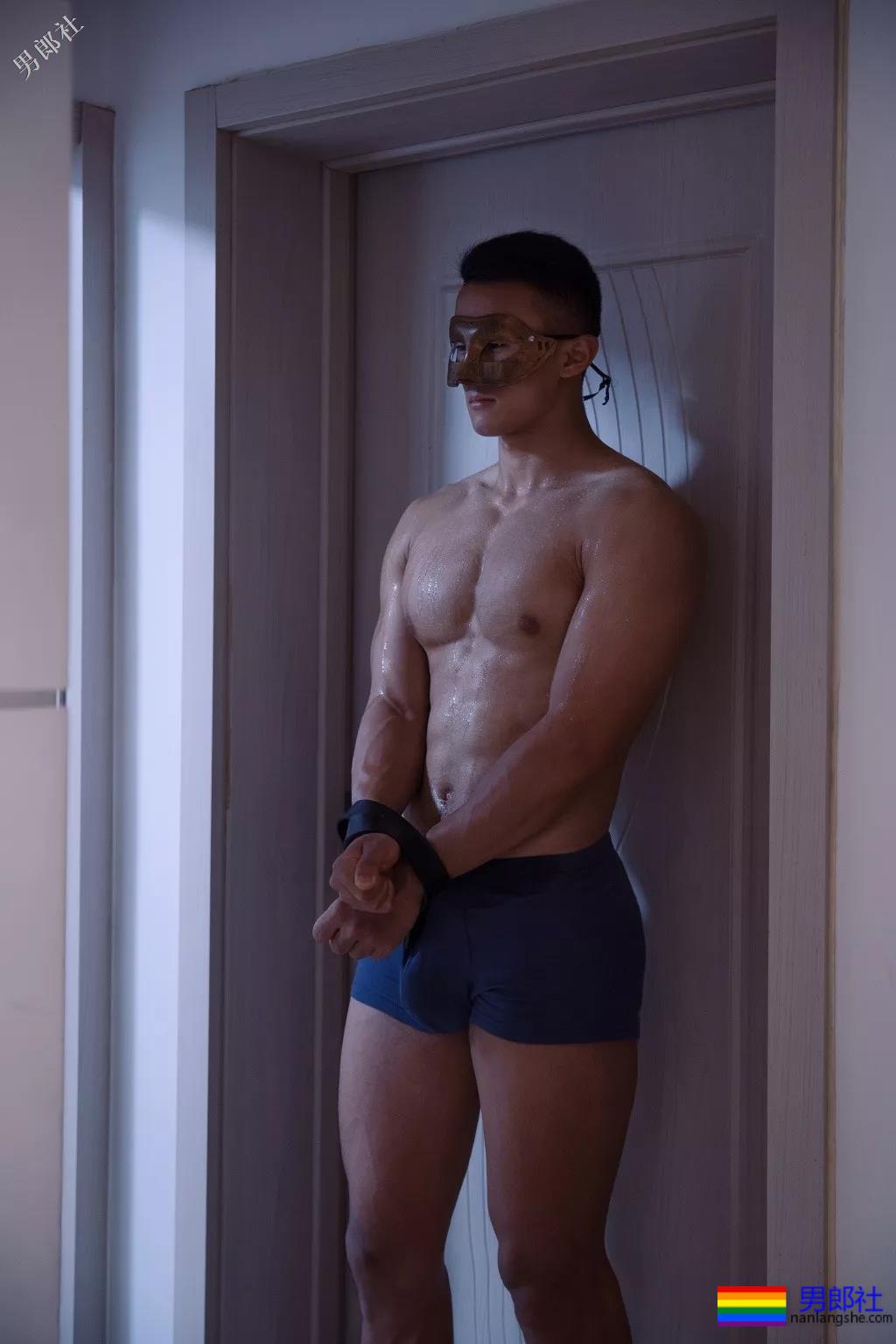 肌肉体育生居然不穿衣服！还玩起了捆绑？ - 51虹马