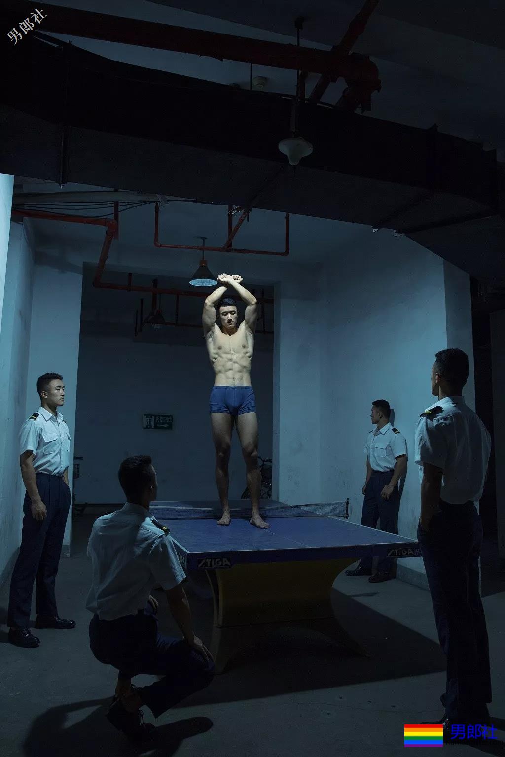 肌肉体育生居然不穿衣服！还玩起了捆绑？ - 51虹马