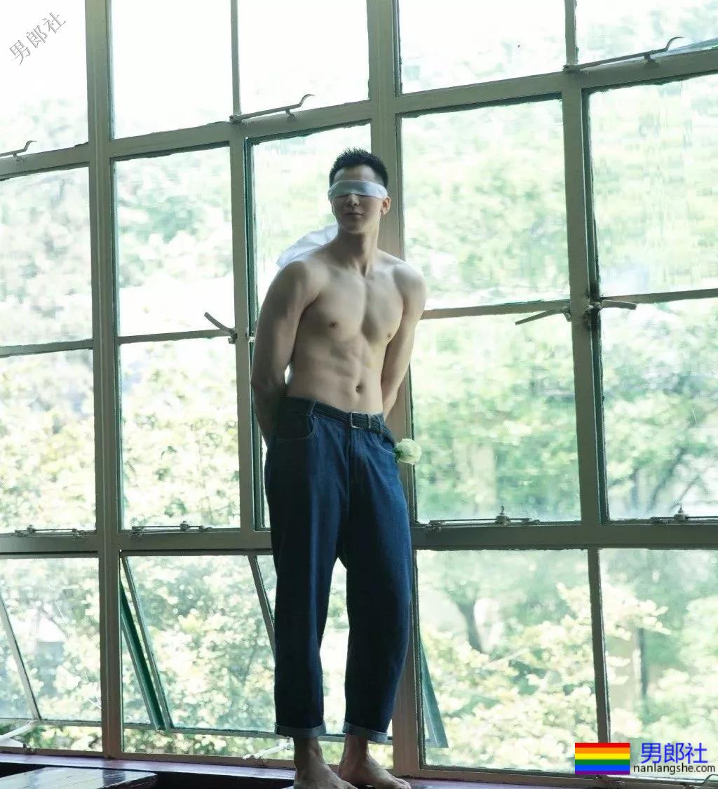 肌肉体育生居然不穿衣服！还玩起了捆绑？ - 51虹马