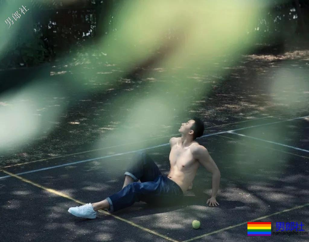 肌肉体育生居然不穿衣服！还玩起了捆绑？ - 51虹马