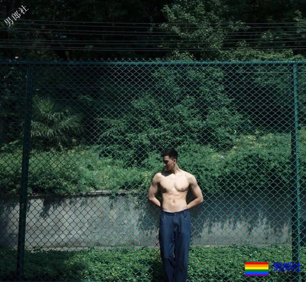 肌肉体育生居然不穿衣服！还玩起了捆绑？ - 51虹马