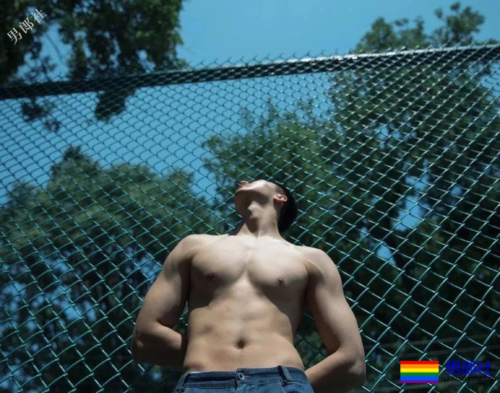 肌肉体育生居然不穿衣服！还玩起了捆绑？ - 51虹马