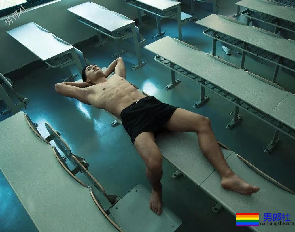 肌肉体育生居然不穿衣服！还玩起了捆绑？ - 51虹马