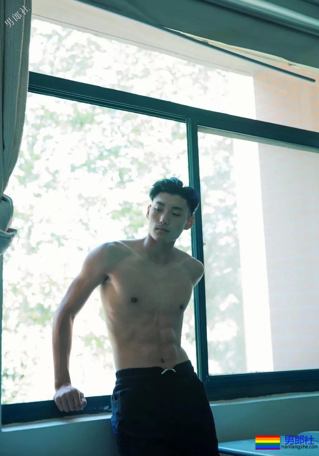 肌肉体育生居然不穿衣服！还玩起了捆绑？ - 51虹马