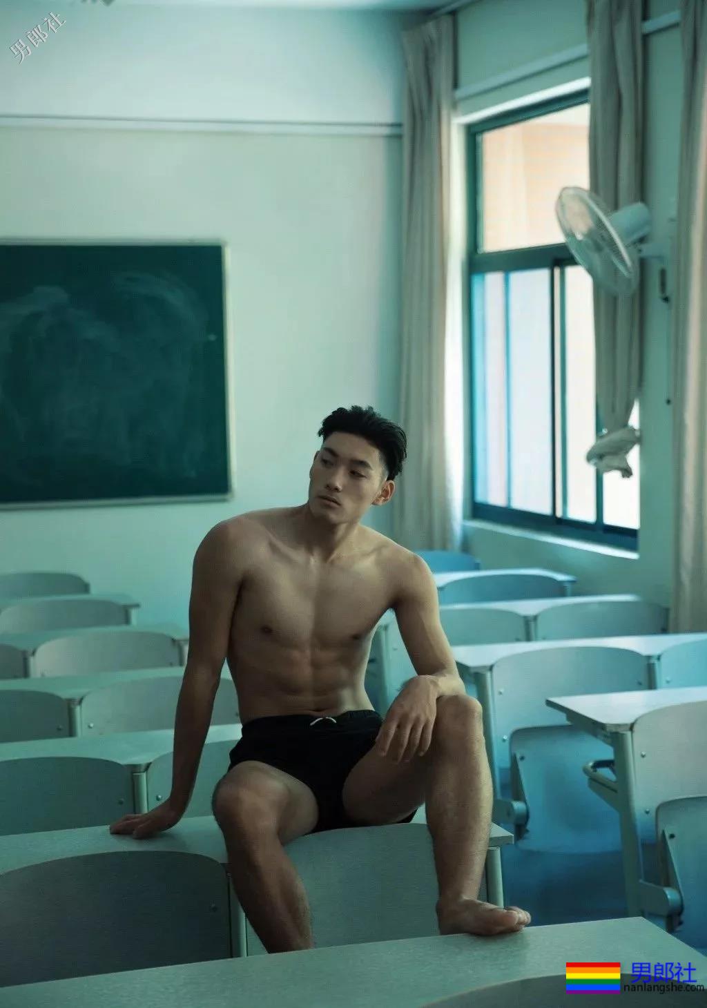 肌肉体育生居然不穿衣服！还玩起了捆绑？ - 51虹马