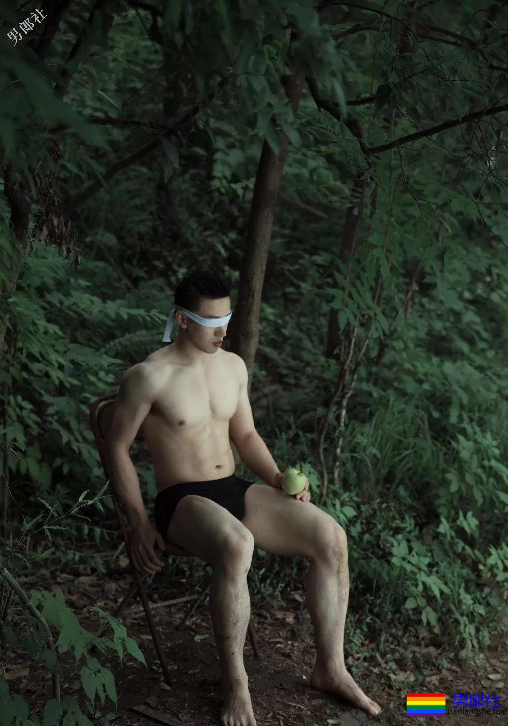 肌肉体育生居然不穿衣服！还玩起了捆绑？ - 51虹马