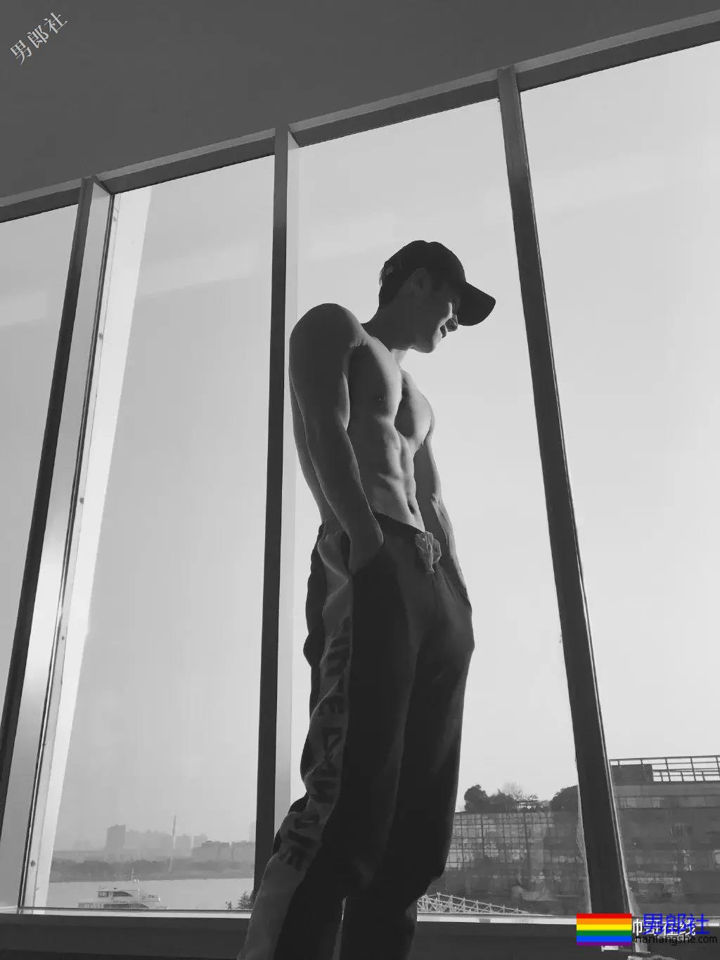 阳光小奶狗腹肌撩人!长腿筋肉身材简直A爆了! - 51虹马 阳光小奶狗腹肌撩人!长腿筋肉身材简直A爆了! - 51虹马