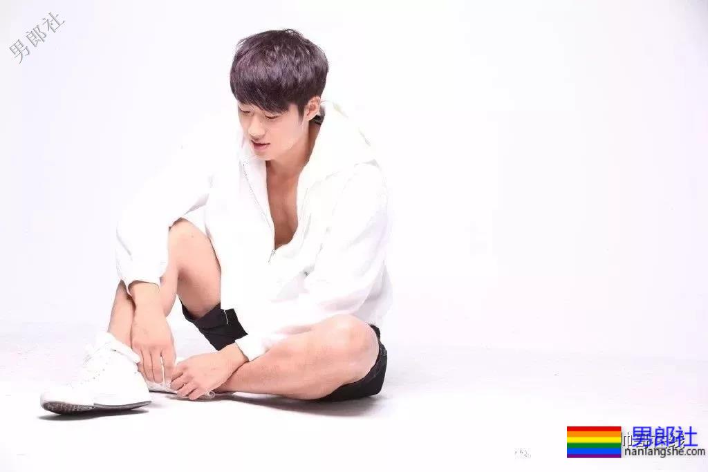 阳光小奶狗腹肌撩人!长腿筋肉身材简直A爆了! - 51虹马 阳光小奶狗腹肌撩人!长腿筋肉身材简直A爆了! - 51虹马