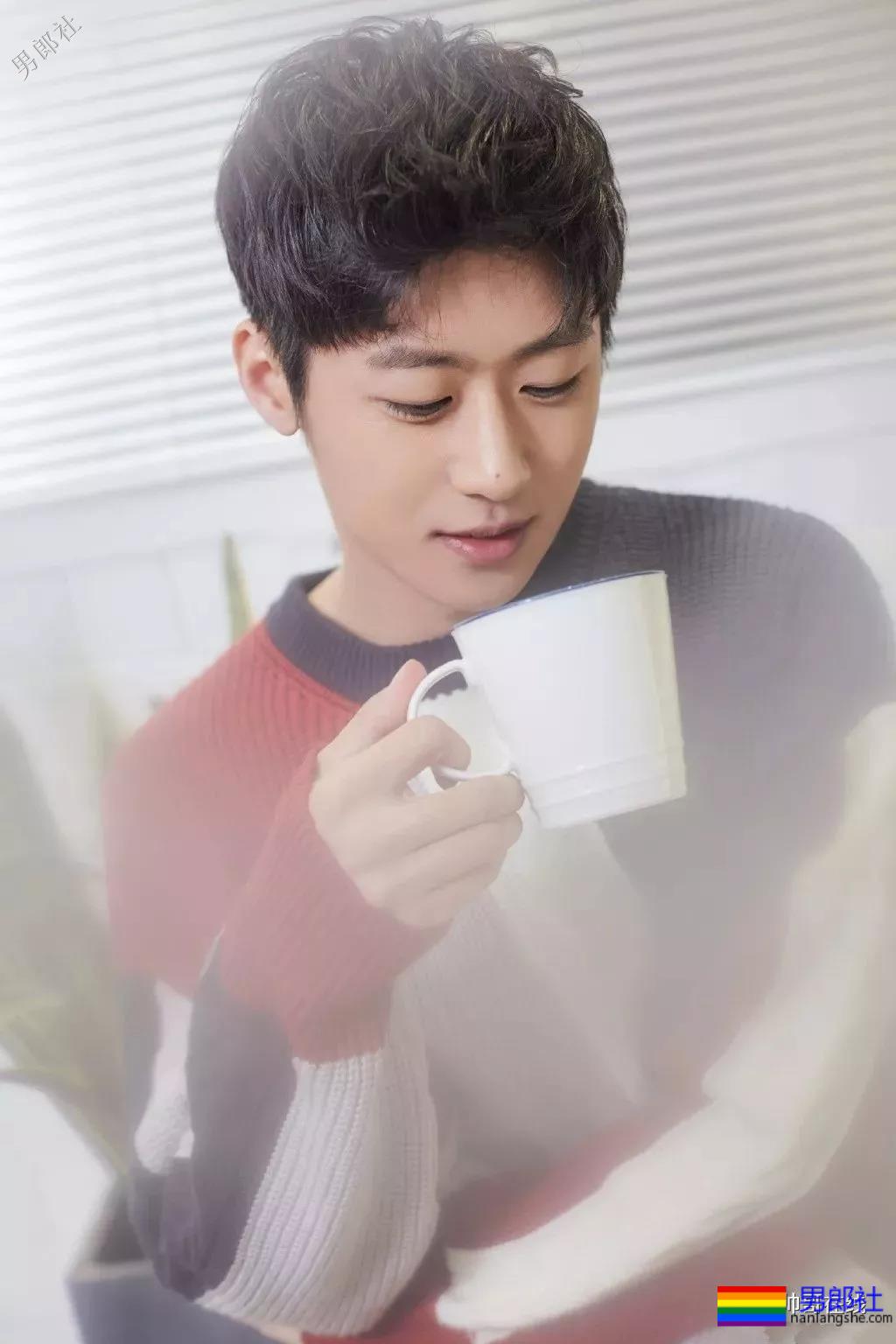 阳光小奶狗腹肌撩人!长腿筋肉身材简直A爆了! - 51虹马 阳光小奶狗腹肌撩人!长腿筋肉身材简直A爆了! - 51虹马