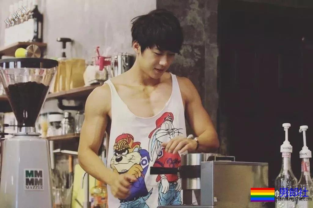 阳光小奶狗腹肌撩人！长腿筋肉身材简直A爆了！ - 51虹马