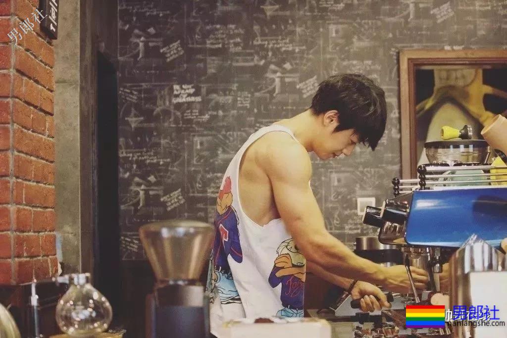 阳光小奶狗腹肌撩人!长腿筋肉身材简直A爆了! - 51虹马 阳光小奶狗腹肌撩人!长腿筋肉身材简直A爆了! - 51虹马