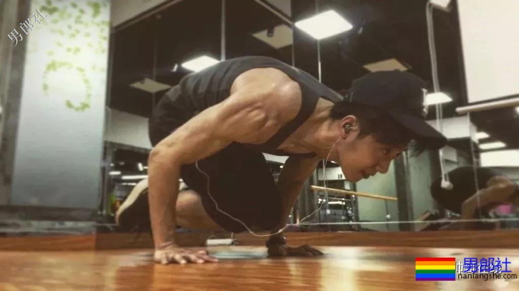 阳光小奶狗腹肌撩人!长腿筋肉身材简直A爆了! - 51虹马 阳光小奶狗腹肌撩人!长腿筋肉身材简直A爆了! - 51虹马