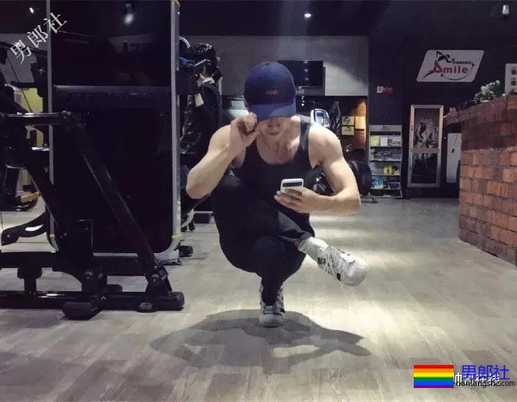 阳光小奶狗腹肌撩人！长腿筋肉身材简直A爆了！ - 51虹马