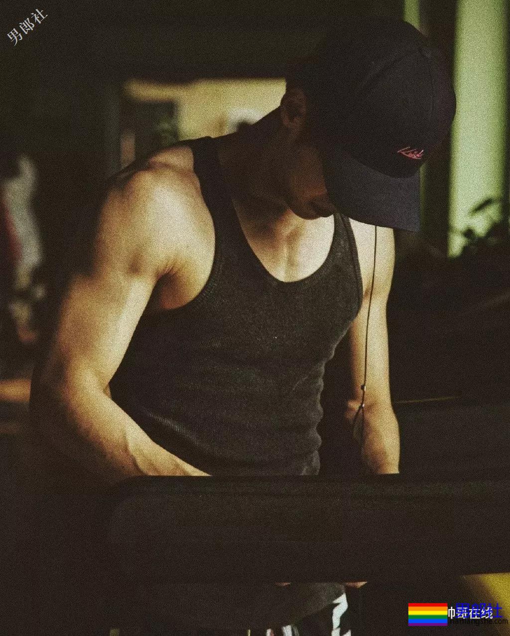 阳光小奶狗腹肌撩人!长腿筋肉身材简直A爆了! - 51虹马 阳光小奶狗腹肌撩人!长腿筋肉身材简直A爆了! - 51虹马