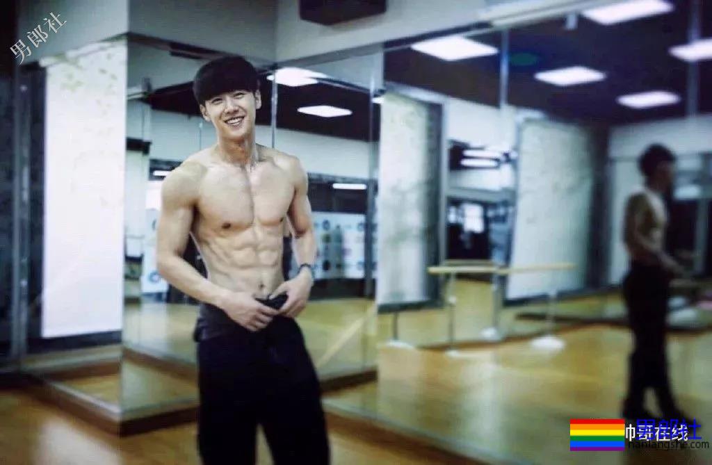 阳光小奶狗腹肌撩人！长腿筋肉身材简直A爆了！ - 51虹马