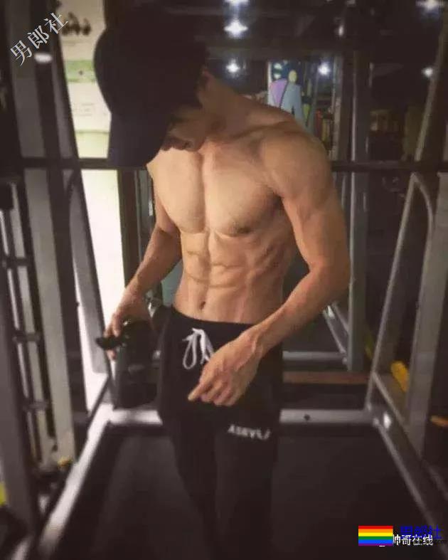 阳光小奶狗腹肌撩人！长腿筋肉身材简直A爆了！ - 51虹马