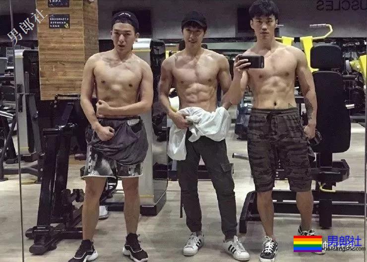 阳光小奶狗腹肌撩人！长腿筋肉身材简直A爆了！ - 51虹马