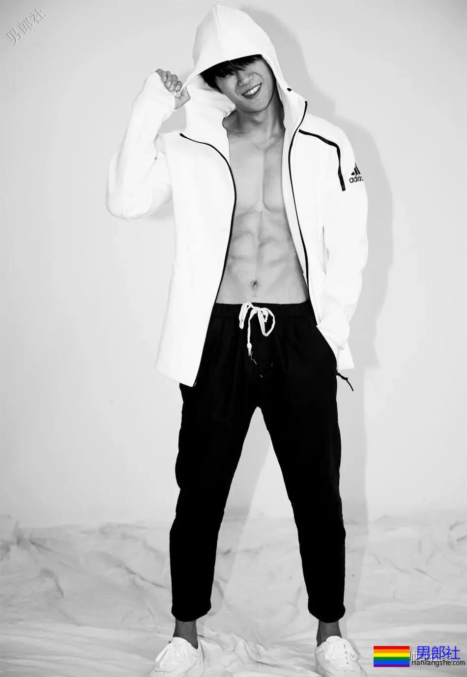 阳光小奶狗腹肌撩人！长腿筋肉身材简直A爆了！ - 51虹马