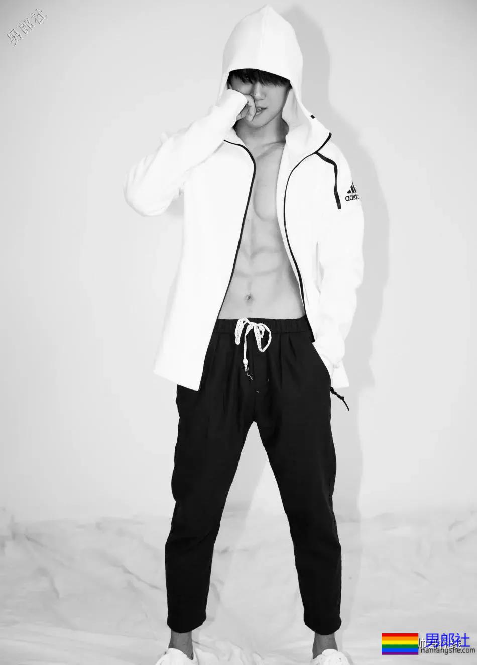 阳光小奶狗腹肌撩人！长腿筋肉身材简直A爆了！ - 51虹马