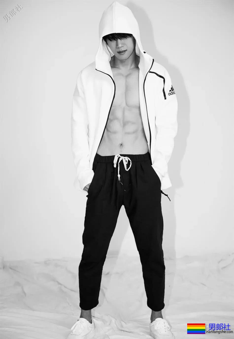 阳光小奶狗腹肌撩人！长腿筋肉身材简直A爆了！ - 51虹马