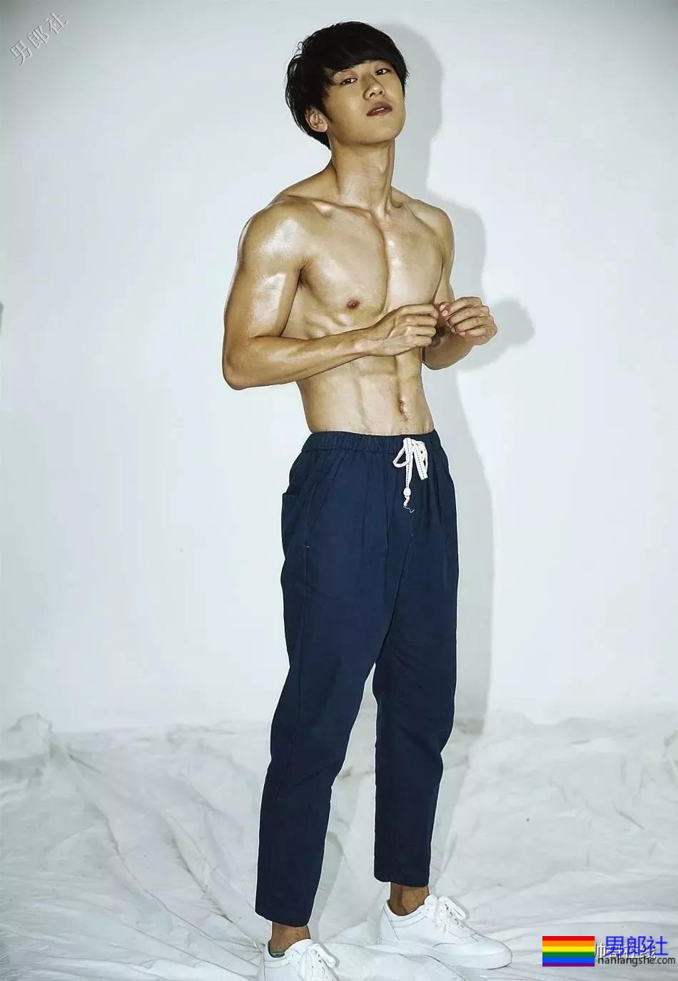 阳光小奶狗腹肌撩人！长腿筋肉身材简直A爆了！ - 51虹马