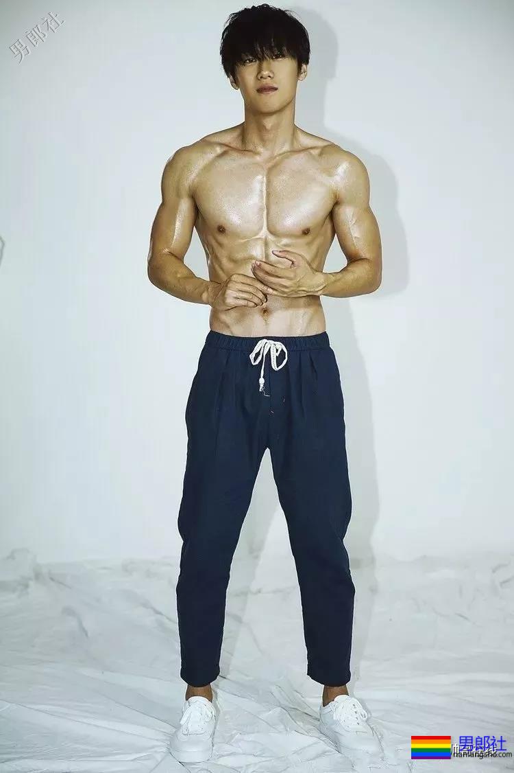 阳光小奶狗腹肌撩人!长腿筋肉身材简直A爆了! - 51虹马 阳光小奶狗腹肌撩人!长腿筋肉身材简直A爆了! - 51虹马