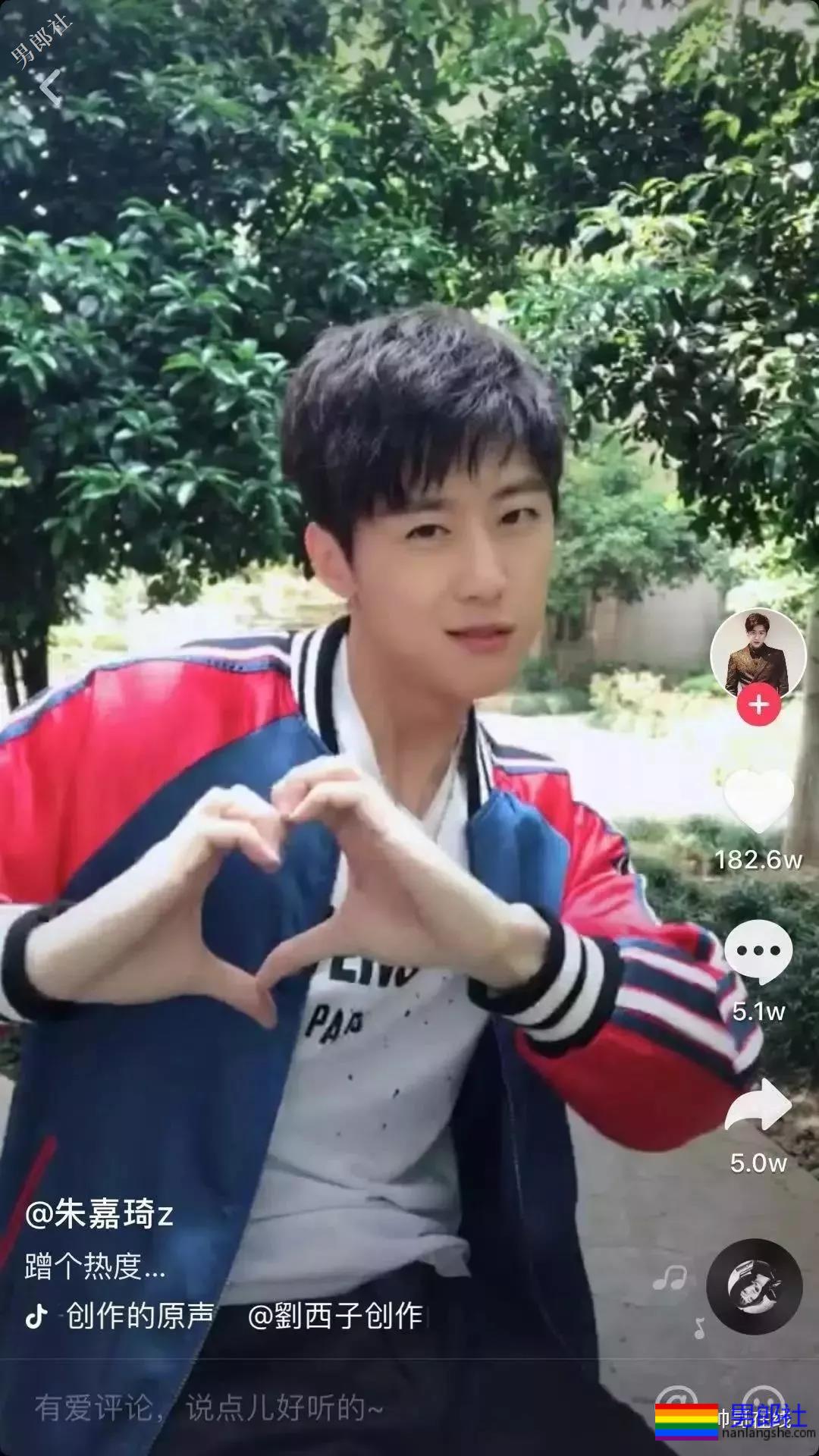 阳光小奶狗腹肌撩人！长腿筋肉身材简直A爆了！ - 51虹马