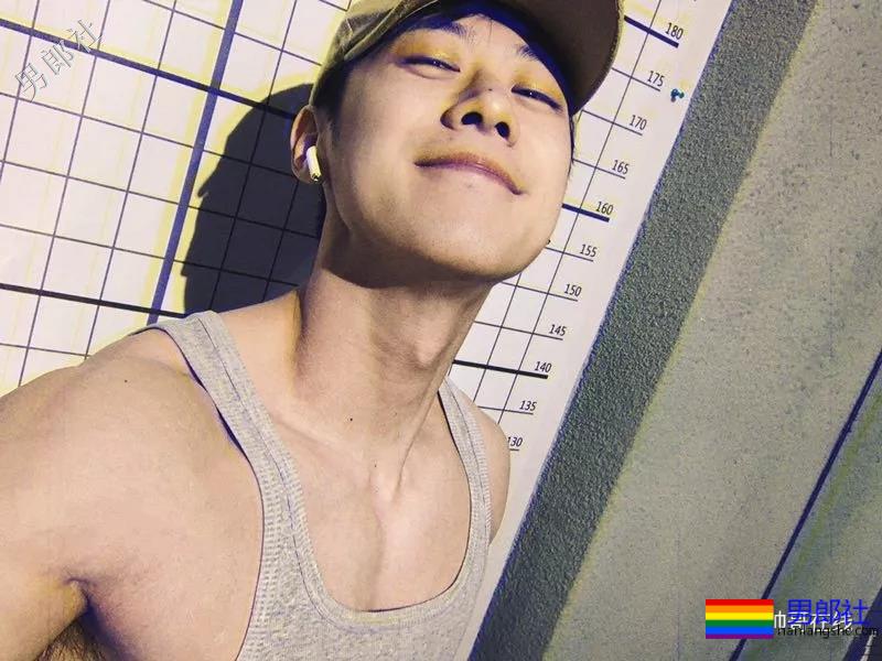 阳光小奶狗腹肌撩人！长腿筋肉身材简直A爆了！ - 51虹马