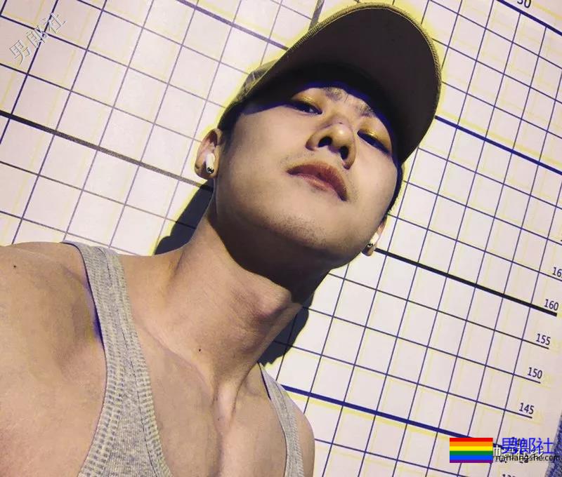 阳光小奶狗腹肌撩人!长腿筋肉身材简直A爆了! - 51虹马 阳光小奶狗腹肌撩人!长腿筋肉身材简直A爆了! - 51虹马