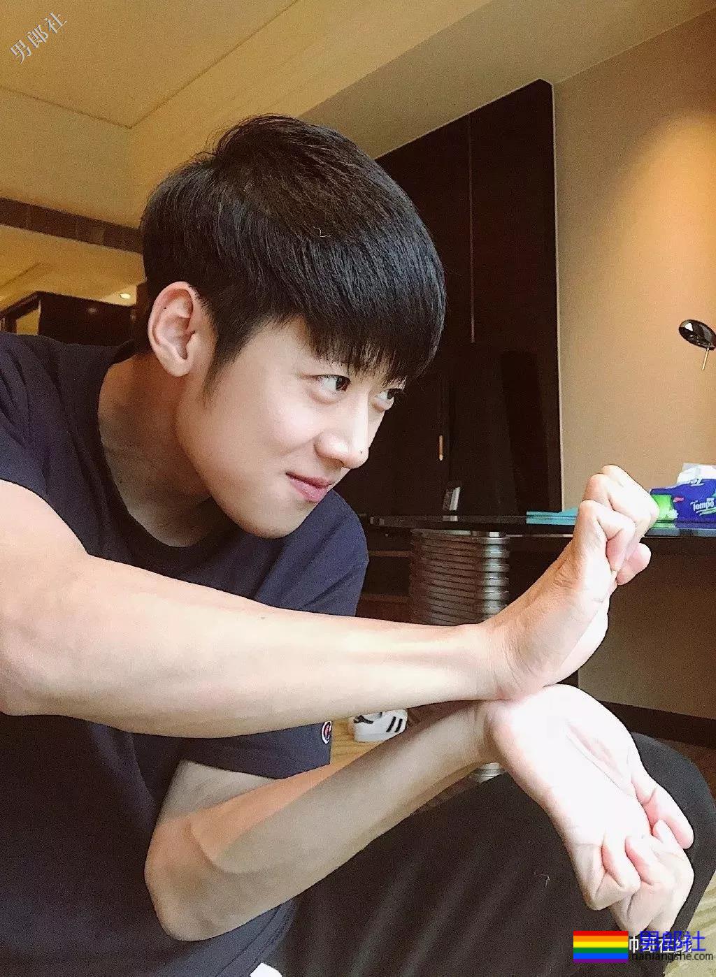 阳光小奶狗腹肌撩人!长腿筋肉身材简直A爆了! - 51虹马 阳光小奶狗腹肌撩人!长腿筋肉身材简直A爆了! - 51虹马