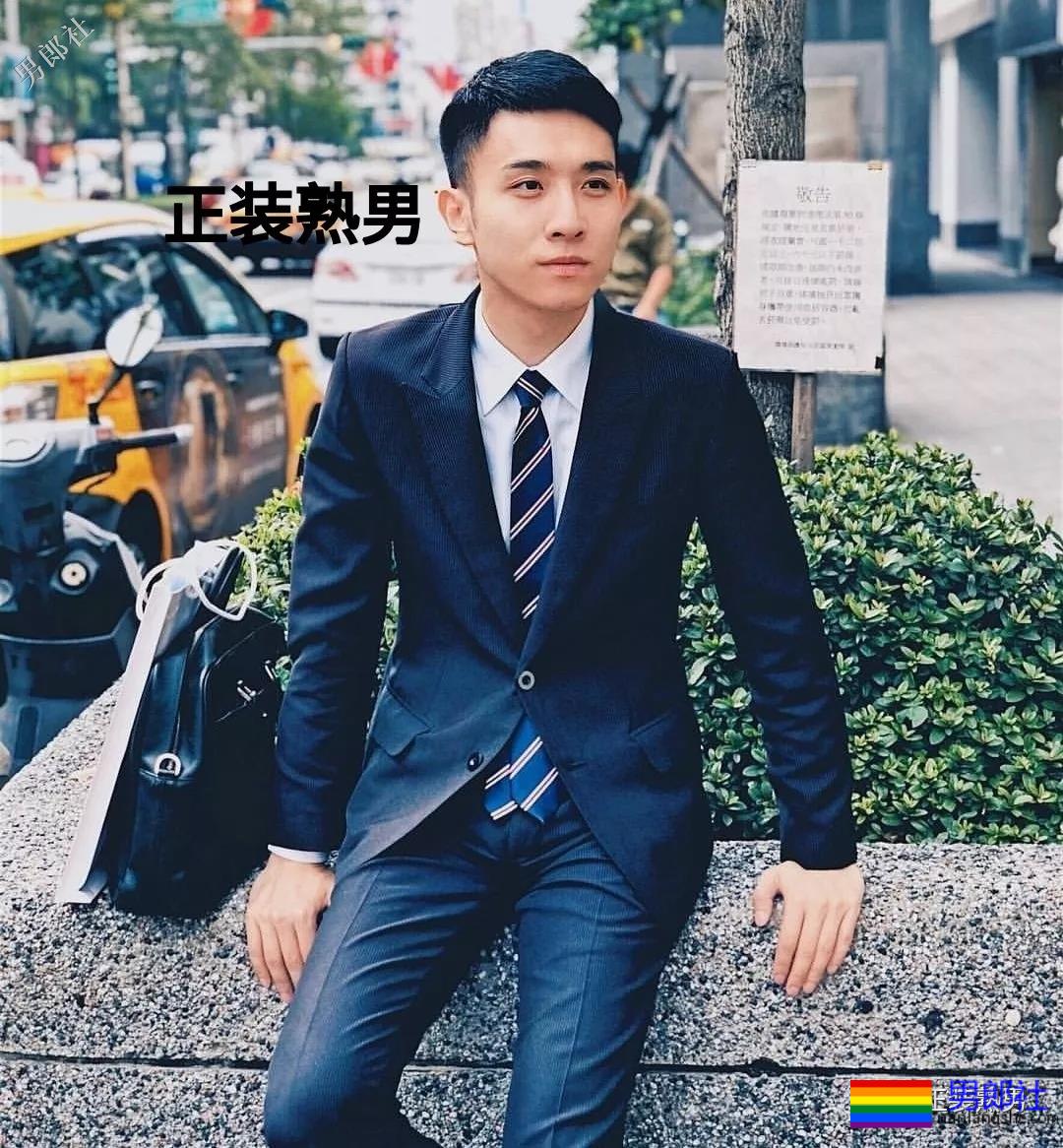 正装男拔掉自己的西装衬衫后，这身材这大胸都被小编找到啦-51虹马