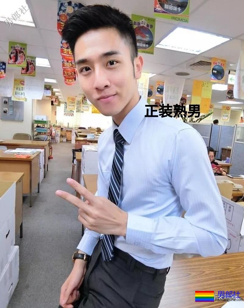 正装男拔掉自己的西装衬衫后，这身材这大胸都被小编找到啦 - 51虹马