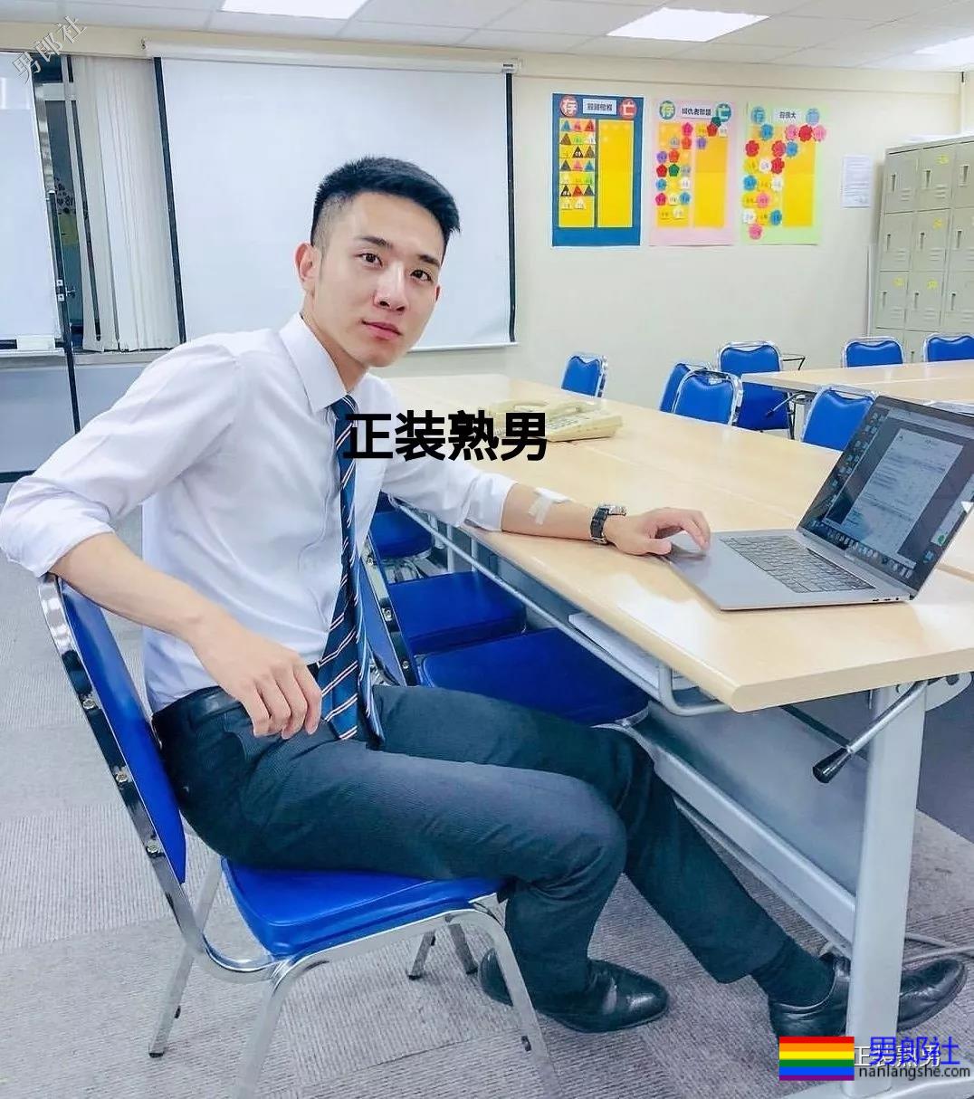 正装男拔掉自己的西装衬衫后，这身材这大胸都被小编找到啦 - 51虹马