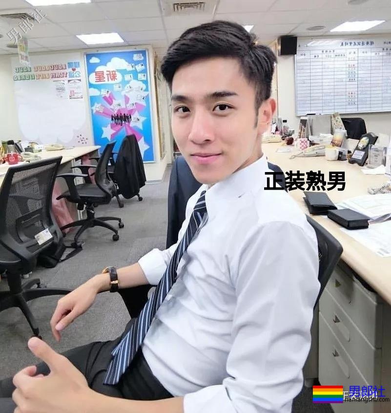 正装男拔掉自己的西装衬衫后，这身材这大胸都被小编找到啦 - 51虹马