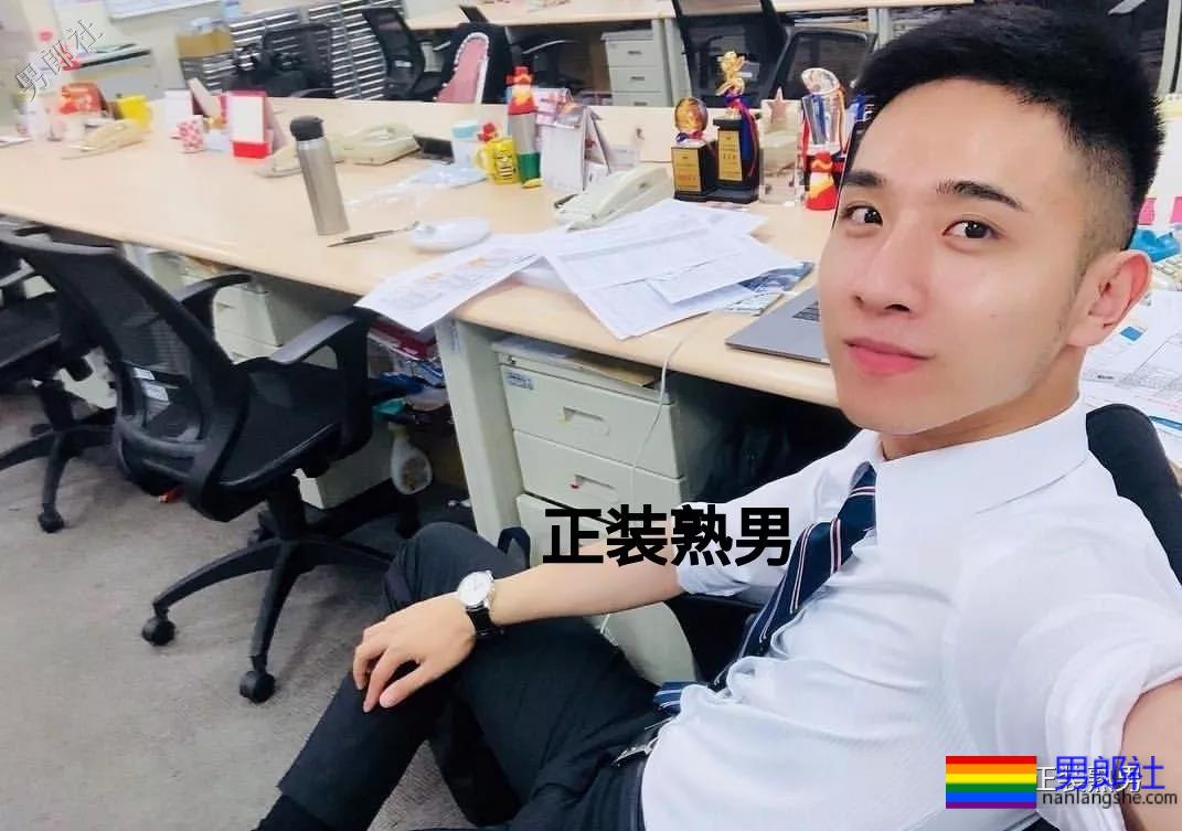 正装男拔掉自己的西装衬衫后，这身材这大胸都被小编找到啦 - 51虹马