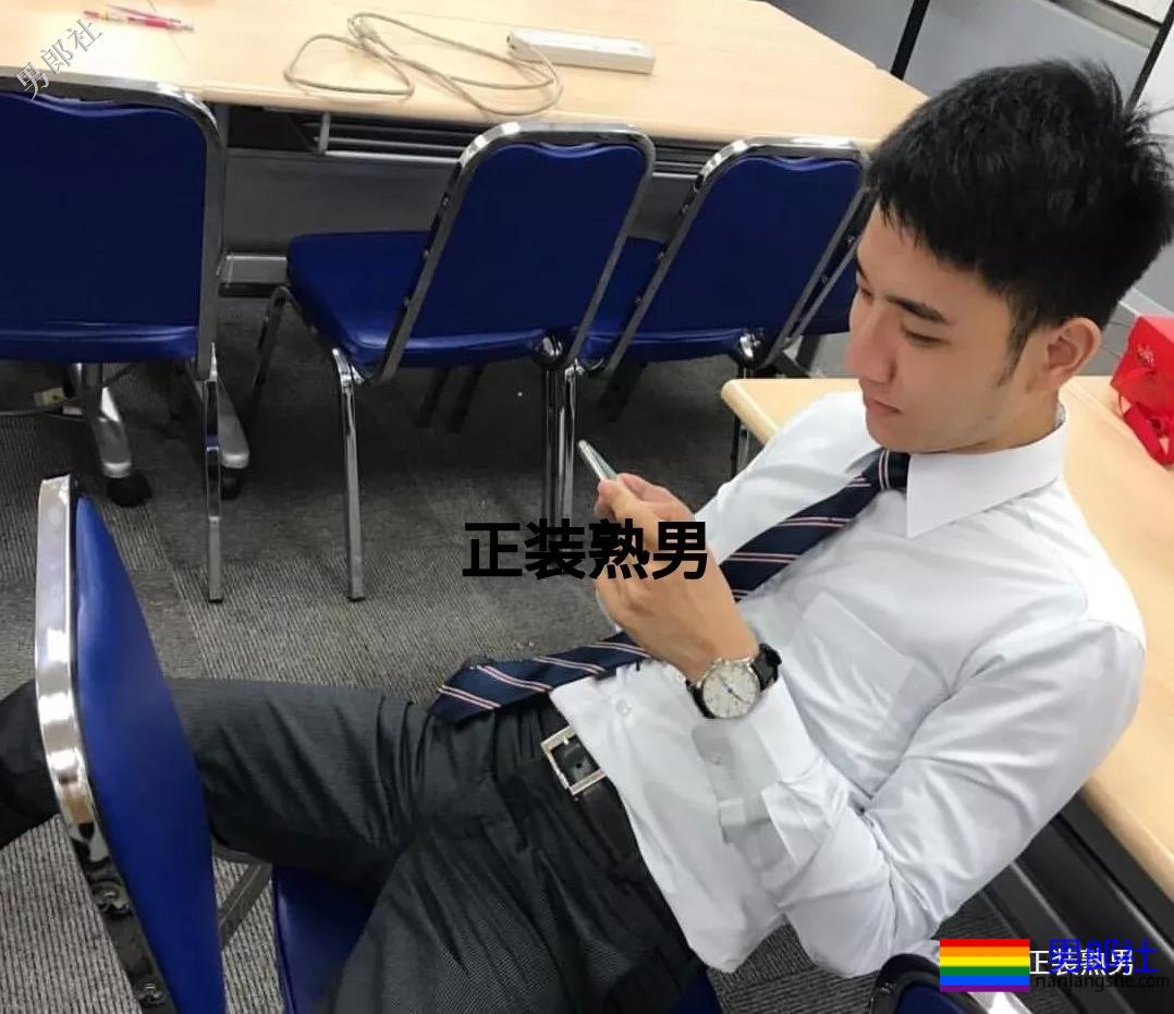 正装男拔掉自己的西装衬衫后，这身材这大胸都被小编找到啦 - 51虹马