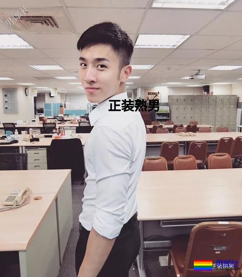 正装男拔掉自己的西装衬衫后，这身材这大胸都被小编找到啦 - 51虹马