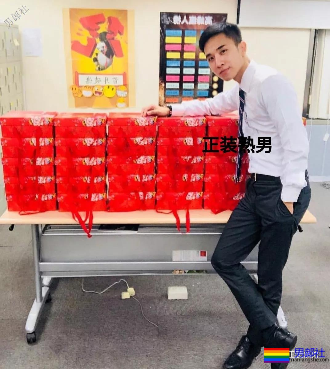 正装男拔掉自己的西装衬衫后，这身材这大胸都被小编找到啦 - 51虹马