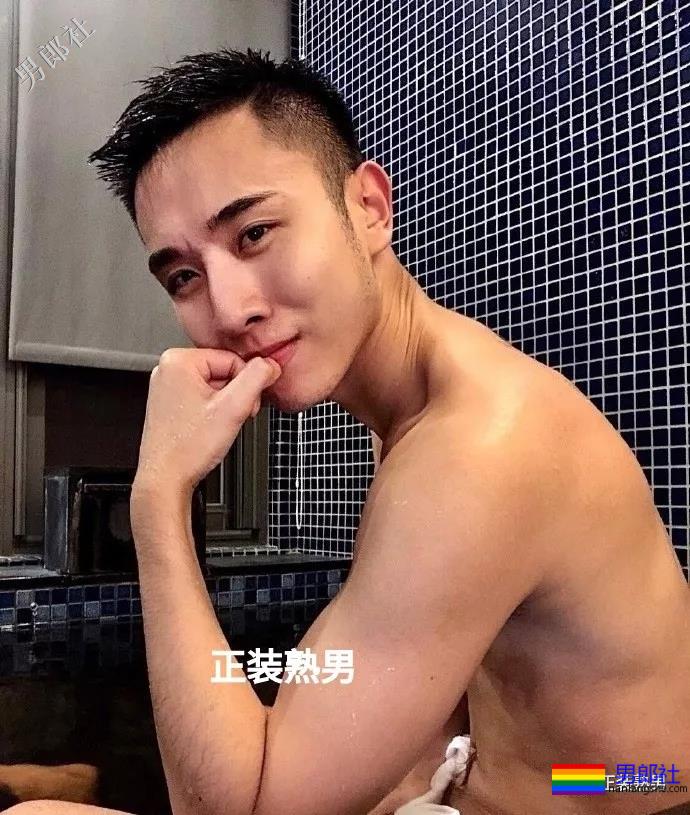 正装男拔掉自己的西装衬衫后，这身材这大胸都被小编找到啦 - 51虹马