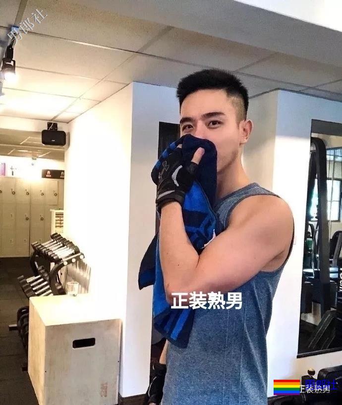 正装男拔掉自己的西装衬衫后，这身材这大胸都被小编找到啦 - 51虹马