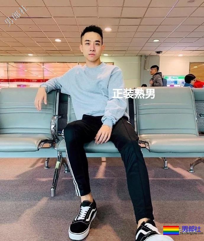 正装男拔掉自己的西装衬衫后，这身材这大胸都被小编找到啦 - 51虹马