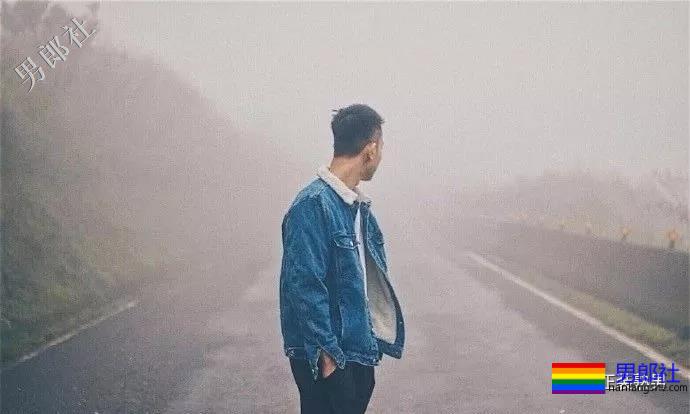 正装男拔掉自己的西装衬衫后，这身材这大胸都被小编找到啦 - 51虹马