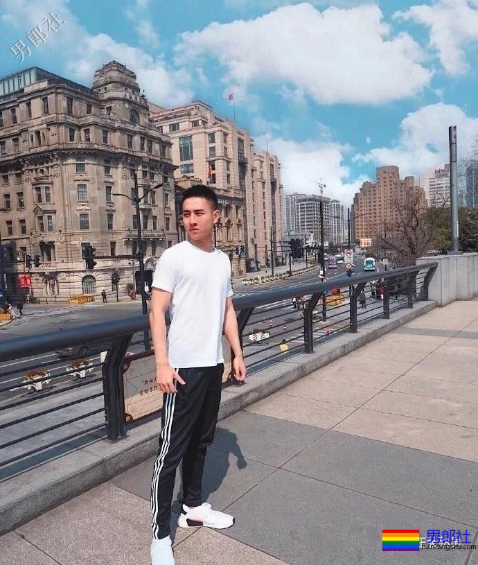 正装男拔掉自己的西装衬衫后，这身材这大胸都被小编找到啦 - 51虹马