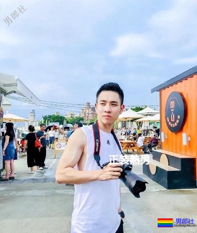 正装男拔掉自己的西装衬衫后，这身材这大胸都被小编找到啦 - 51虹马