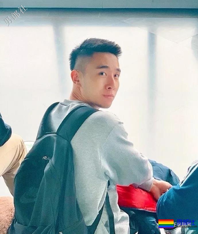 正装男拔掉自己的西装衬衫后，这身材这大胸都被小编找到啦 - 51虹马