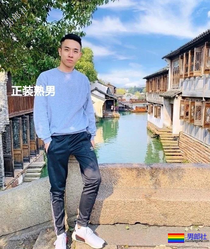 正装男拔掉自己的西装衬衫后，这身材这大胸都被小编找到啦 - 51虹马