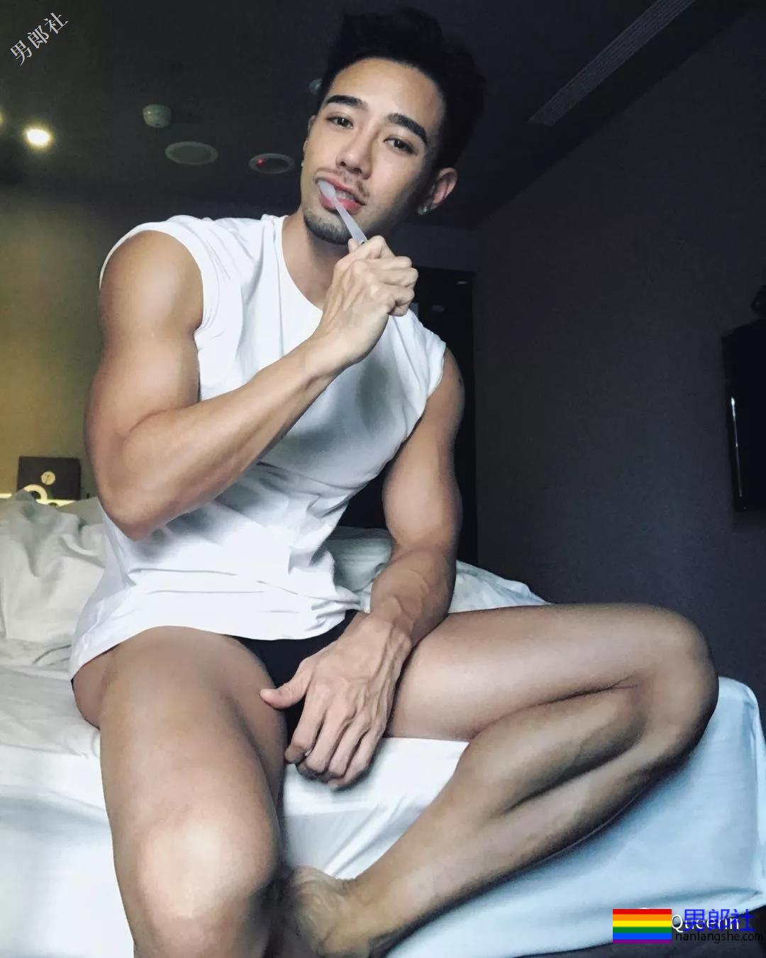 杜蕾斯广告男主亮相，人鱼线公狗腰看到饱！ - 51虹马