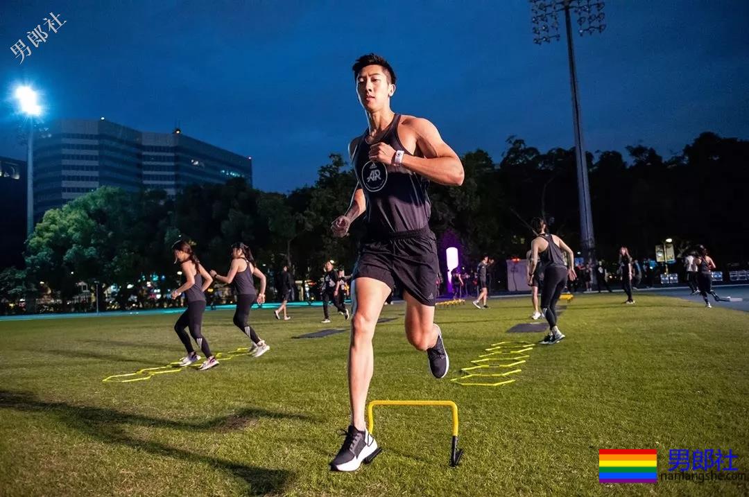 当红综艺肌肉“男宠”，运动型大胸筋肉男模，这身材太Sexy了！ - 51虹马