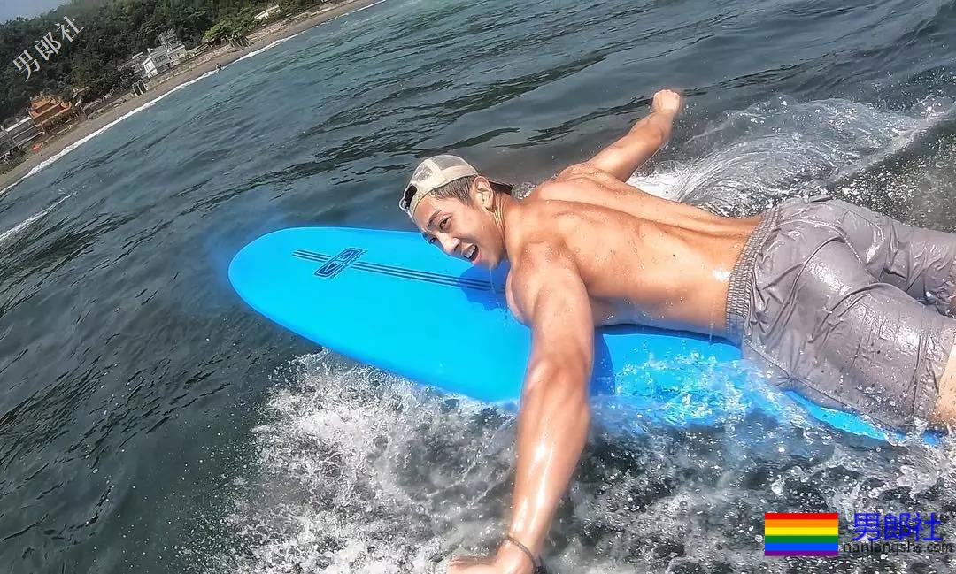 当红综艺肌肉“男宠”，运动型大胸筋肉男模，这身材太Sexy了！ - 51虹马